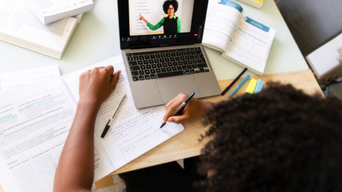 The Role of Artificial Intelligence in Personalized Hybrid Learning