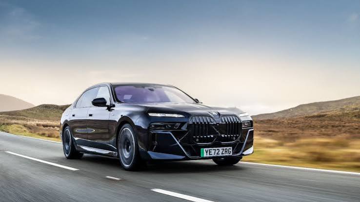 Why Do Visitors Prefer a Luxury Car Paris Service for Sightseeing?